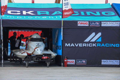 Sejumlah kru tim memeriksa kesiapan kendaraan F1 PowerBoat di kawasan Balige, Kabupaten Toba, Sumatra Utara, Kamis (23/2/2022).