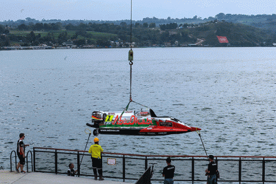 Sejumlah kru tim memeriksa kesiapan kendaraan F1 PowerBoat di kawasan Balige, Kabupaten Toba, Sumatra Utara, Kamis (23/2/2022).