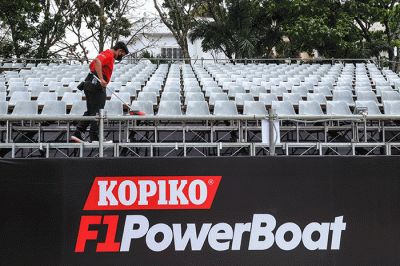 Sejumlah kru tim memeriksa kesiapan kendaraan F1 PowerBoat di kawasan Balige, Kabupaten Toba, Sumatra Utara, Kamis (23/2/2022).