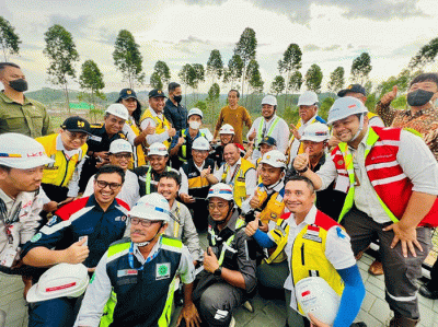 Presiden Joko Widodo meninjau lokasi Istana Kepresidenan di wilayah Ibu Kota Nusantara (IKN), Kabupaten Penajam Paser Utara, Kamis (23/2/2023).