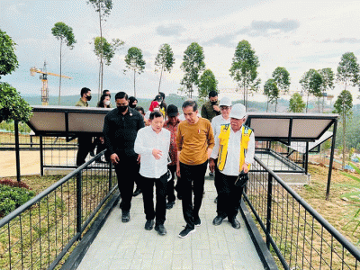 Presiden Joko Widodo meninjau lokasi Istana Kepresidenan di wilayah Ibu Kota Nusantara (IKN), Kabupaten Penajam Paser Utara, Kamis (23/2/2023).