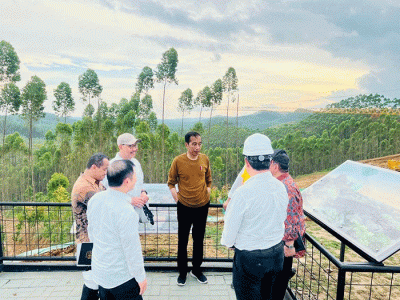 Presiden Joko Widodo meninjau lokasi Istana Kepresidenan di wilayah Ibu Kota Nusantara (IKN), Kabupaten Penajam Paser Utara, Kamis (23/2/2023).