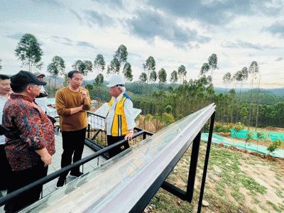 Presiden Joko Widodo meninjau lokasi Istana Kepresidenan di wilayah Ibu Kota Nusantara (IKN), Kabupaten Penajam Paser Utara, Kamis (23/2/2023).