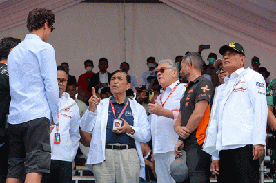 Menkomarves Luhut Binsar Pandjaitan saat mengunjungi lokasi penyelenggaraan F1 PowerBoat (F1H2O), di kawasan Danau Toba, Balige, Sumatera Utara.