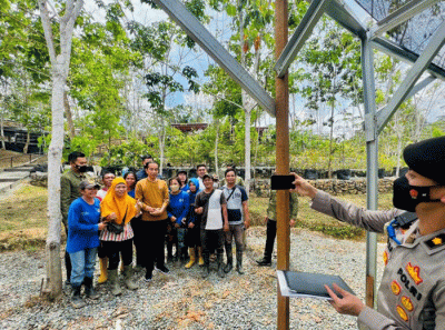 Presiden Joko Widodo meninjau Persemaian Mentawir di Kabupaten Penajam Paser Utara, Kalimantan Timur, Kamis (23/2/2023).