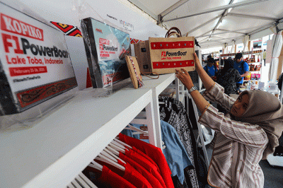 Pembeli melihat produk UMKM yang dijual saat berlangsungnya Kejuaraan Dunia Perahu Motor F1 PowerBoat (F1H2O) 2023 di Danau Toba, Balige, Sumatera Utara.
