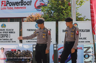 Petugas kepolisian berjaga disekitar lokasi penyelenggaraan F1 PowerBoat (F1H2O), di kawasan Danau Toba, Balige, Sumatera Utara, Jumat (24/2/2023).