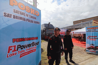 Petugas kepolisian berjaga disekitar lokasi penyelenggaraan F1 PowerBoat (F1H2O), di kawasan Danau Toba, Balige, Sumatera Utara, Jumat (24/2/2023).