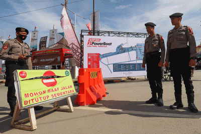 Petugas kepolisian berjaga disekitar lokasi penyelenggaraan F1 PowerBoat (F1H2O), di kawasan Danau Toba, Balige, Sumatera Utara, Jumat (24/2/2023).