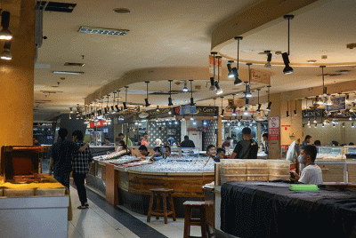 Warga melihat batu permata di Jakarta Gems Center, Kamis (23/2/2023).