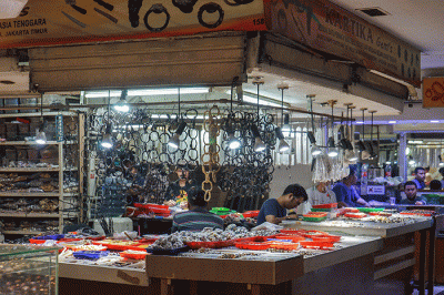 Warga melihat batu permata di Jakarta Gems Center, Kamis (23/2/2023).