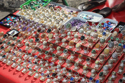 Warga melihat batu permata di Jakarta Gems Center, Kamis (23/2/2023).