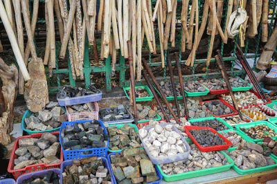 Warga melihat batu permata di Jakarta Gems Center, Kamis (23/2/2023).