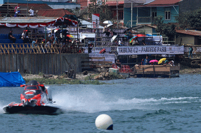 Warga menyaksikan babak kualifikasi Kejuaraan Dunia Perahu Motor F1 PowerBoat (F1H2O) 2023 di Danau Toba, Balige, Sumatera Utara, Sabtu (25/2/2023).