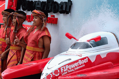 Menparekraf Sandiaga Salahuddin Uno menjelaskan persiapan Kejuaraan Dunia Perahu Motor Formula 1 (F1H20) Powerboat Danau Toba, di Balige.
