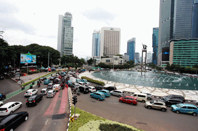 Sejumlah kendaraan terjebak kemacetan di kawasan Bundaran Hotel Indonesia, Jakarta, Sabtu (25/2/2023).