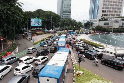 Sejumlah kendaraan terjebak kemacetan di kawasan Bundaran Hotel Indonesia, Jakarta, Sabtu (25/2/2023).