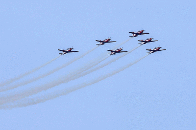 Penerbang dari Jupiter Aerobatik Team (JAT) TNI AU melakukan latihan atraksi manuver udara di Langit Danau Toba, Balige, Sumatera Utara, Sabtu (25/2/2022).