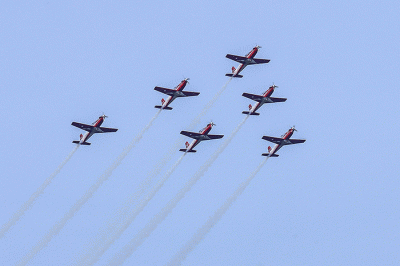 Penerbang dari Jupiter Aerobatik Team (JAT) TNI AU melakukan latihan atraksi manuver udara di Langit Danau Toba, Balige, Sumatera Utara, Sabtu (25/2/2022).