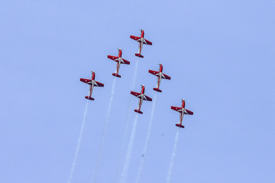 Penerbang dari Jupiter Aerobatik Team (JAT) TNI AU melakukan latihan atraksi manuver udara di Langit Danau Toba, Balige, Sumatera Utara, Sabtu (25/2/2022).