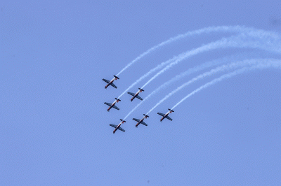 Penerbang dari Jupiter Aerobatik Team (JAT) TNI AU melakukan latihan atraksi manuver udara di Langit Danau Toba, Balige, Sumatera Utara, Sabtu (25/2/2022).