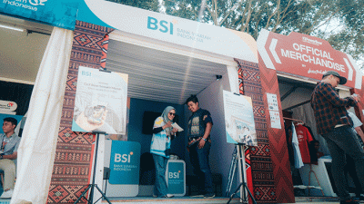 Pengunjung arena F1 PowerBoat melakukan transaksi perbankan di mobil kas keliling PT Bank Syariah Indonesia Tbk (BSI) di kawasan Danau Toba, Balige.