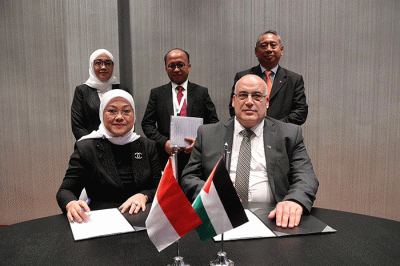 Menteri Ketenagakerjaan Ida Fauziyah (kiri) melakukan pertemuan bilateral dengan Menteri Perburuhan Palestina Nasri Abu Jaish di Amman, Yordania.