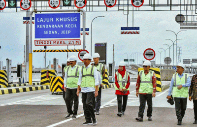 Presiden Joko Widodo meresmikan Jalan Tol Semarang-Demak Seksi Sayung-Demak, Kabupaten Demak, Jawa Tengah, Sabtu (25/2/2023).