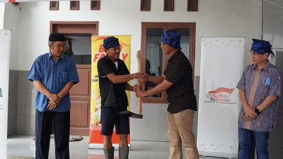 Ketua Yayasan Astra Honda Motor, Ahmad Muhibbuddin menyerahkan donasi alat pertanian kepada perwakilan petani jahe merah dan serai wangi binaan YDBA.