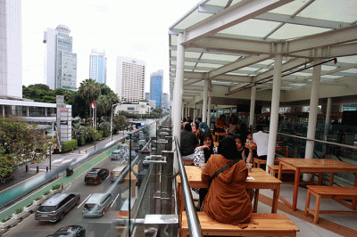 Pengunjung berbelanja di Festival Tjemilan TiJe di Halte Transjakarta Bundaran Hotel Indonesia, Jakarta, Sabtu (25/2/2023).