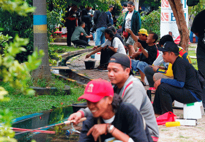 Wakil Ketua MPR RI, Jazilul Fawaid meninjau bazar ukm dalam rangkaian acara Jurnalis Fest 2023 di Taman Pemuda Pratama, Beji, Depok, Sabtu (25/2/2023).