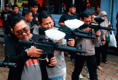 Wakil Ketua MPR RI, Jazilul Fawaid meninjau bazar ukm dalam rangkaian acara Jurnalis Fest 2023 di Taman Pemuda Pratama, Beji, Depok, Sabtu (25/2/2023).
