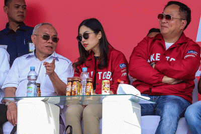 Wamenparekraf Angela Tanoesoedibjo saat menonton babak kualifikasi Kejuaraan Dunia Perahu Motor F1 PowerBoat 2023 di Danau Toba, Balige, Sumatera Utara.