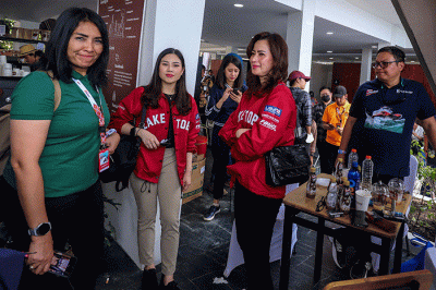 Wamenparekraf Angela Tanoesoedibjo saat menonton babak kualifikasi Kejuaraan Dunia Perahu Motor F1 PowerBoat 2023 di Danau Toba, Balige, Sumatera Utara.