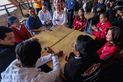 Wamenparekraf Angela Tanoesoedibjo saat menonton babak kualifikasi Kejuaraan Dunia Perahu Motor F1 PowerBoat 2023 di Danau Toba, Balige, Sumatera Utara.