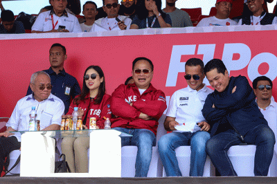 Wamenparekraf Angela Tanoesoedibjo saat menonton babak kualifikasi Kejuaraan Dunia Perahu Motor F1 PowerBoat 2023 di Danau Toba, Balige, Sumatera Utara.