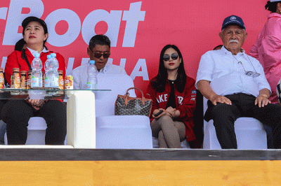 Wamenparekraf Angela Tanoesoedibjo saat menonton babak kualifikasi Kejuaraan Dunia Perahu Motor F1 PowerBoat 2023 di Danau Toba, Balige, Sumatera Utara.