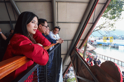 Wamenparekraf Angela Tanoesoedibjo saat menonton babak kualifikasi Kejuaraan Dunia Perahu Motor F1 PowerBoat 2023 di Danau Toba, Balige, Sumatera Utara.
