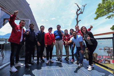 Wamenparekraf Angela Tanoesoedibjo saat menonton babak kualifikasi Kejuaraan Dunia Perahu Motor F1 PowerBoat 2023 di Danau Toba, Balige, Sumatera Utara.