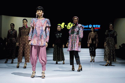 Sejumlah model tampil mengenakan busana koleksi Al.Divo x Bank BTN dalam Indonesia Fashion Week (IFW) 2023 di Jakarta Convention Center (JCC), Senayan.
