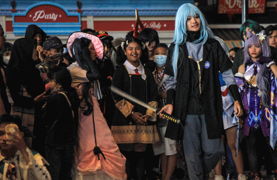 Cosplayer Palembang menunjukan aksinya dihadapan dewan juri di atas panggung coswalk competition, Trans Studio Mini, Transmart Palembang City Center.