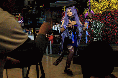 Cosplayer Palembang menunjukan aksinya dihadapan dewan juri di atas panggung coswalk competition, Trans Studio Mini, Transmart Palembang City Center.