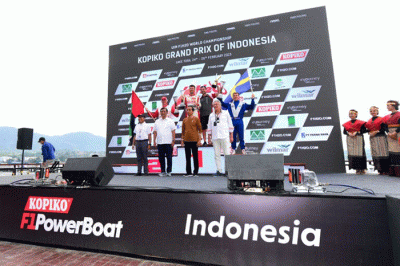 Masyarakat yang tinggal di sekitar Danau Toba boleh berbangga karena selain memiliki danau vulkanik terbesar di dunia yang menyajikan pemandangan indah.