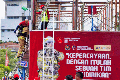 Peserta mengikuti Festival Keselamatan Kebakaran Tahun 2023  dalam rangka memperingati Hari Ulang Tahun (HUT) Pemadam Kebakaran dan Penyelamatan ke-104.