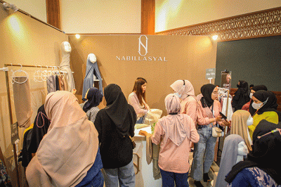 Pengunjung berburu diskon pakaian dalam gelaran Indonesia Fashion Week (IFW) 2023 di Jakarta Convention Center (JCC), Senayan, Jakarta Pusat.