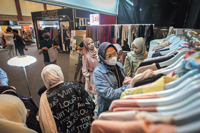 Pengunjung berburu diskon pakaian dalam gelaran Indonesia Fashion Week (IFW) 2023 di Jakarta Convention Center (JCC), Senayan, Jakarta Pusat.