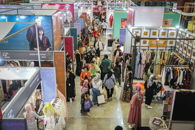 Pengunjung berburu diskon pakaian dalam gelaran Indonesia Fashion Week (IFW) 2023 di Jakarta Convention Center (JCC), Senayan, Jakarta Pusat.