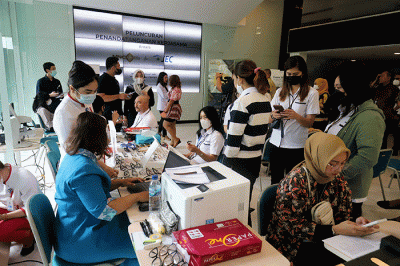 Penandatanganan kerja sama PT MNC Life Assurance dan Jakarta Eye Center di Jakarta, Senin (27/2/2023).