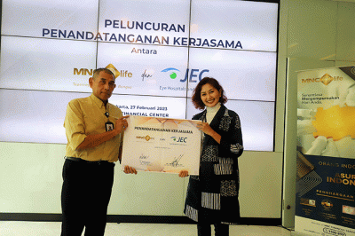 Penandatanganan kerja sama PT MNC Life Assurance dan Jakarta Eye Center di Jakarta, Senin (27/2/2023).