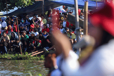 Warga menyaksikan Kejuaraan Dunia Perahu Motor F1 PowerBoat (F1H2O) di pinggir Danau Toba, Balige, Sumatera Utara, Minggu (26/2/2023).